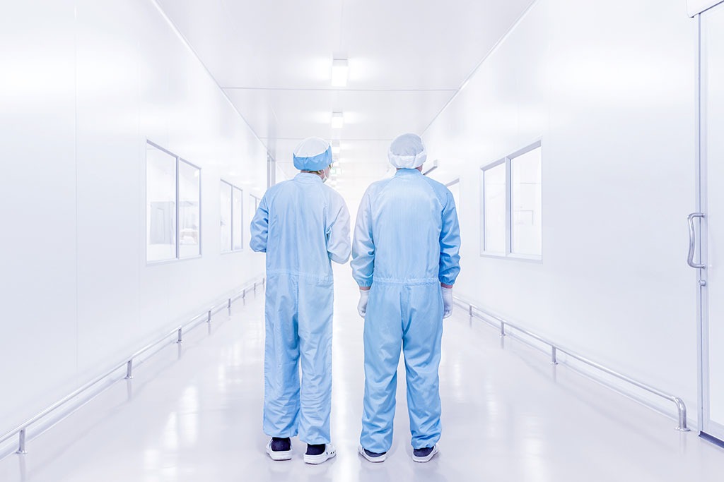 ISO cleanroom classifications explained: two technicians in a sterile corridor